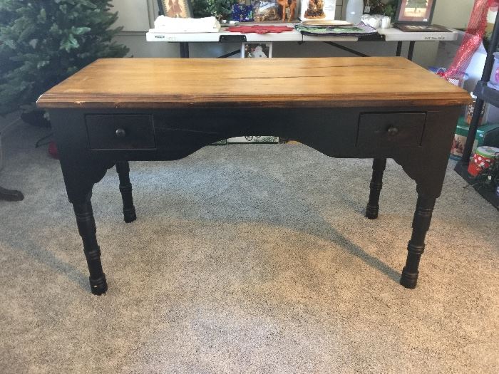 Mid size writing desk