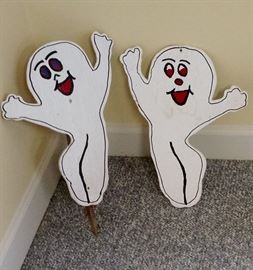 Cute Wooden Hand painted Friendly Ghost Figures for Outdoor Halloween Decor