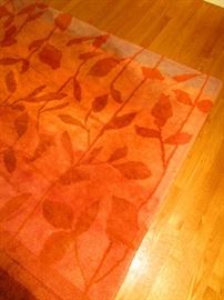 Contemporary rug with leaf motif