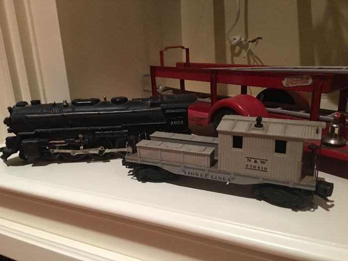 Vintage Lionel HO Gauge Train Set includes Engine, Cars, Caboose, Tracks & Transformer