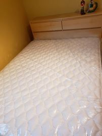 Queen Pearl Opal comfort bed w headboard