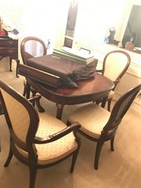 #9	dining table Henredon w 2 leaves table pads and 4 chairs 36-76x36x28	 $375.00 
