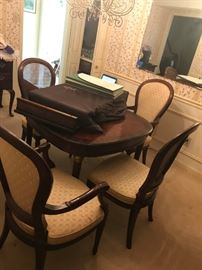 #9	dining table Henredon w 2 leaves table pads and 4 chairs 36-76x36x28	 $375.00 
