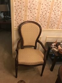 #9	dining table Henredon w 2 leaves table pads and 4 chairs 36-76x36x28	 $375.00 
