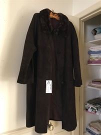 #47	brown swede vintage long coat w fur collar 	 $65.00 
