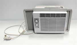 General Electric Window Air Conditioner Model AET05LSL1 16"W x 12"H x 13.5"D With Extending Window Side Curtains, Powers On