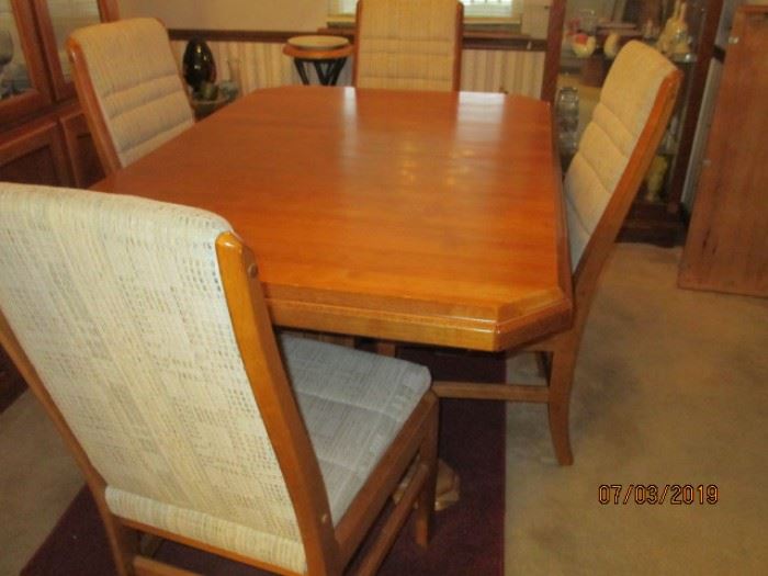 Dining room pedestal table with 4 chairs and 1 leaf
