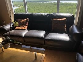 VERY NICE LEATHER COUCH BY SOFITALIA INTERNATIONAL
( MADE IN ITALY )