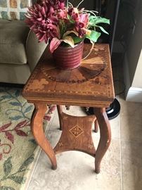 SWEET ANTIQUE TABLE 