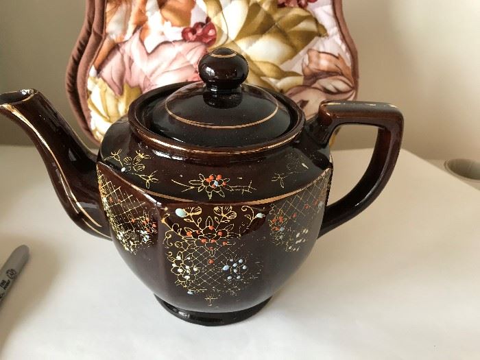 Hand painted tea pot, - Japan- with quilted carrier. 