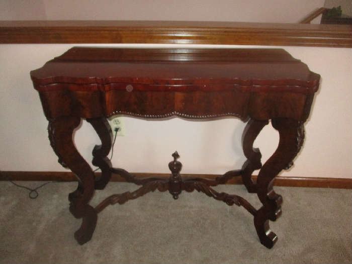 Victorian parlor game table, flame mahogany veneer top, excellent condition