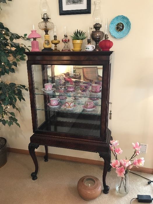 Display cabinet, oil lamp collection, etc.