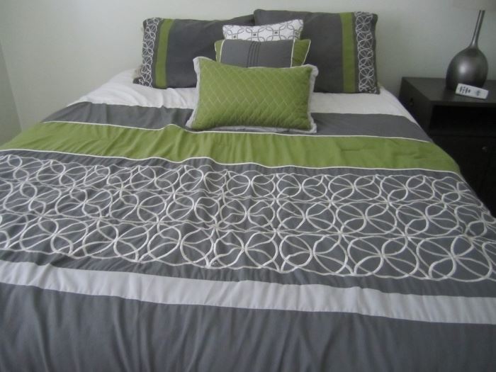 QUEEN SIZE PILLOW TOP LIKE NEW AND GRAY AND LIME BEDDING