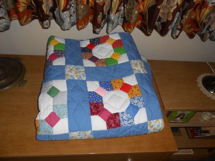 Twin quilt - mint condition