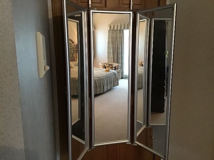 Very heavy  tri fold door full length mirror