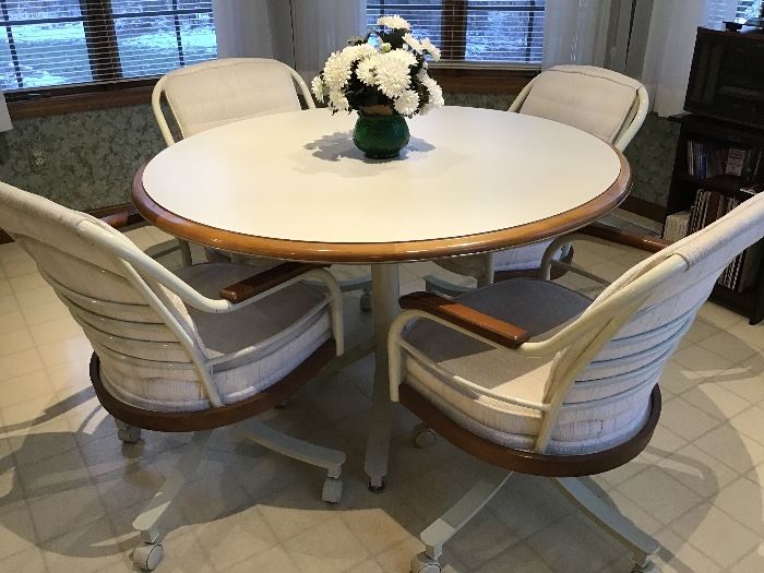 Very nice dinette table with chairs with casters