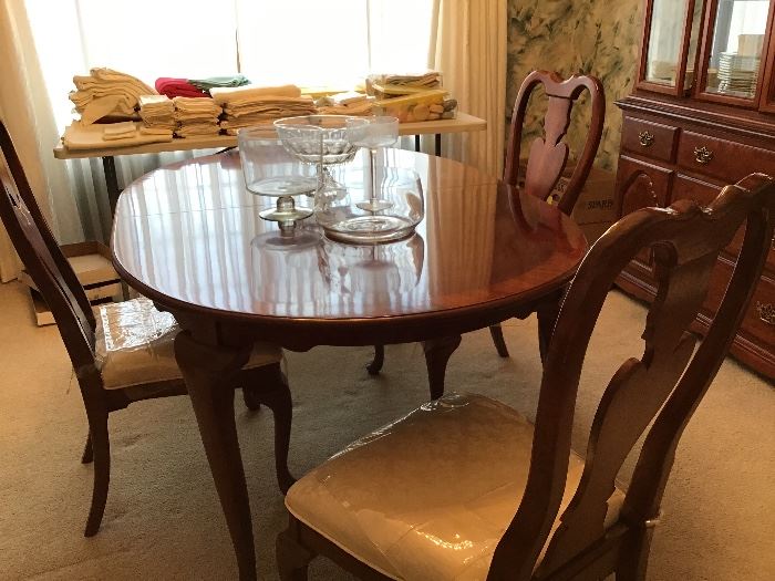 Beautiful,perfect condition dining table,2 leaves,6 chairs