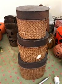 Small stackable baskets with lids