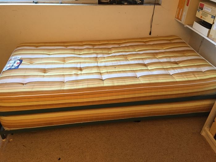 Trundle Bed.  Great for Dorm Room or Studio Apartment.  Bedding 