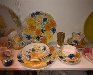 Various pieces of Italian pottery and serving pieces