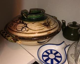 Various pieces of Italian pottery and serving pieces