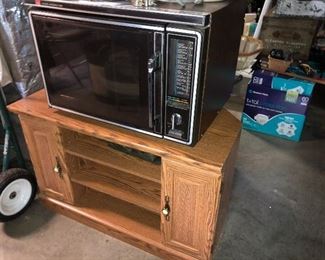 1974 microwave, works and is in excellent shape. 