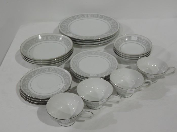 4 PLACE SETTING DINNER WARE SET