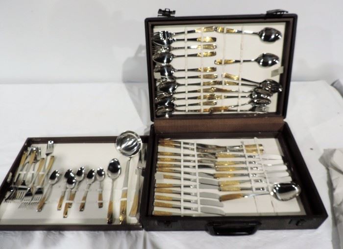 LARGE FLATWARE SET