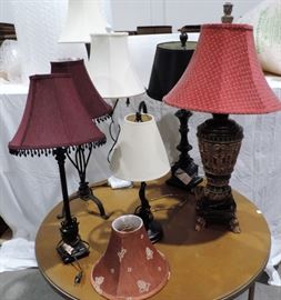 LOT OF DECORATIVE TABLE LAMPS