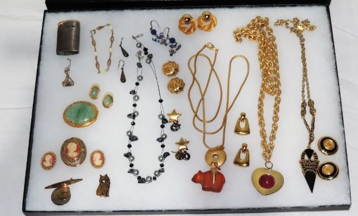 TRAY LOT COSTUME JEWELRY