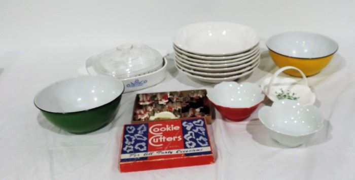 KITCHENWARE LOT COOKIE CUTTERS IN BOX