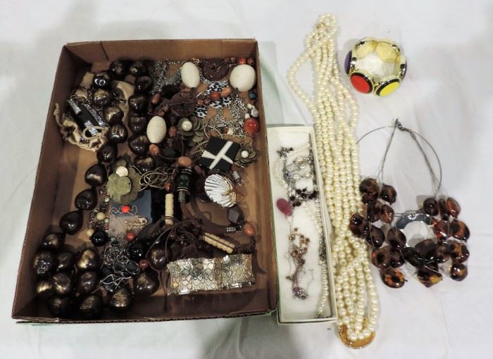 TRAY LOT COSTUME JEWELRY