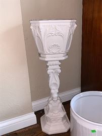 Very nice Plant matching plant stand and pot