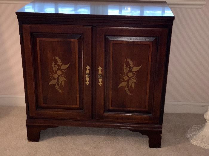 Side cabinet