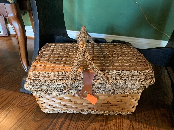 Fully loaded picnic basket w/insulated bottom - see next picture
