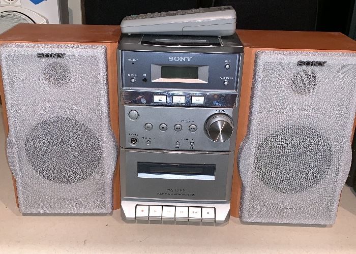 Sony player CMT - EP313 Micro Hi-Fi Component System w/speakers & remote