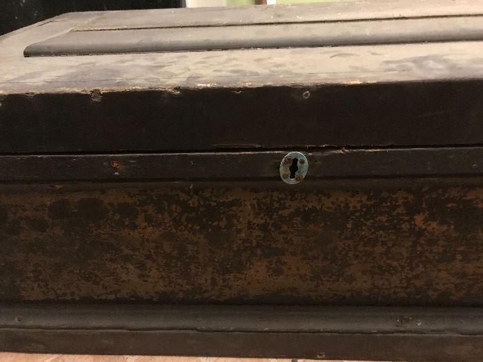 side view of tool chest 
