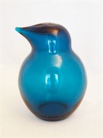 Blue art glass bird by artist Sakari Pykala (1926-1996) for the studio of Riihimaen Lasi Oy of Finland. 3 1/2" tall and 2 1/2" long. Signed.