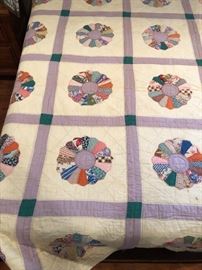 Hand quilted larger size Dresden plate pattern