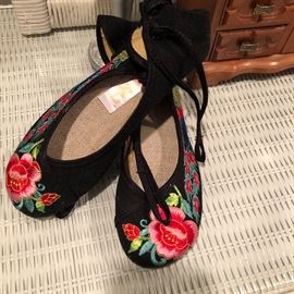 Cute ladies embroidered Asian style shoes