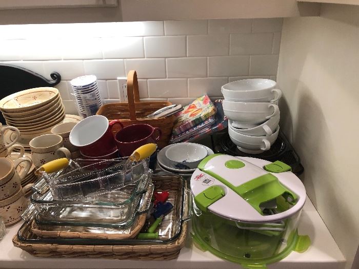 Pyrex casseroles in a variety of sizes