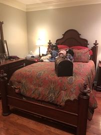 beautiful well made bed. Mahogany solid wood. Great old world look with sturdy frame and nice details