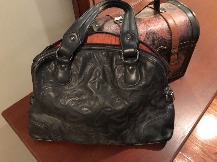 Ahhh, the photo does not do justice to this very nice Donald Pliner bag