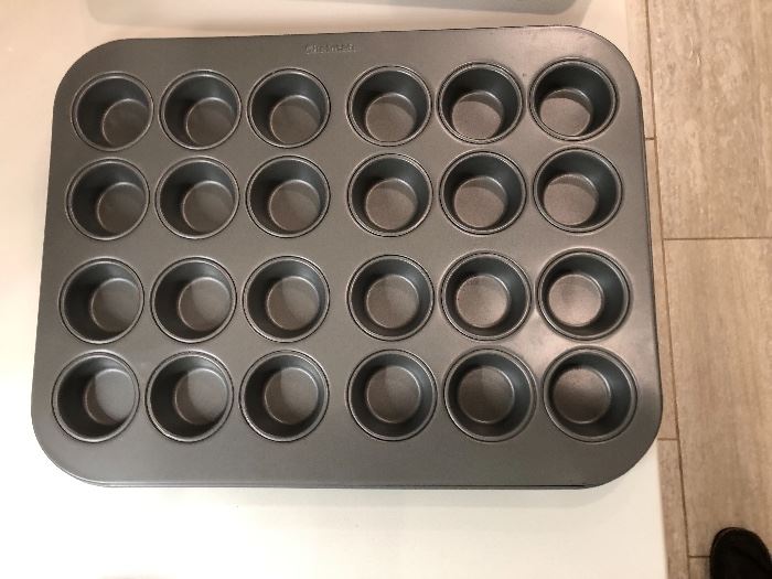 The baking pans are in plentiful supply and like new shape