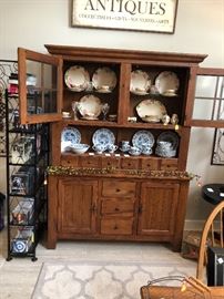 Great looking Broyhill hutch