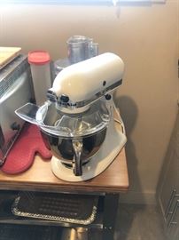 Kitchen Aid Artisan 5 Quart Mixer KSM150PSWH