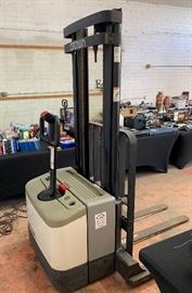 2000 Crown WS2000-30TL Forklift Electric Walkie Palette	 