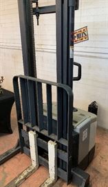 2000 Crown WS2000-30TL Forklift Electric Walkie Palette	 