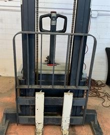 2000 Crown WS2000-30TL Forklift Electric Walkie Palette	 