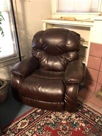 Lazy Boy Recliner	38x38x38	HxWxD